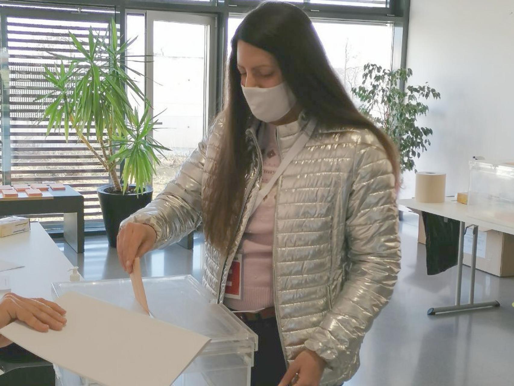 Verónica Santos, candidata de España Vaciada Salamanca, deposita su voto