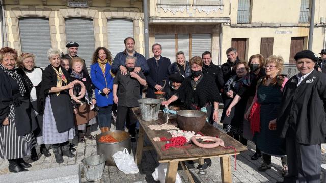 Participantes, junto al alcalde, en la Fiesta del Mondongo de Guijuelo