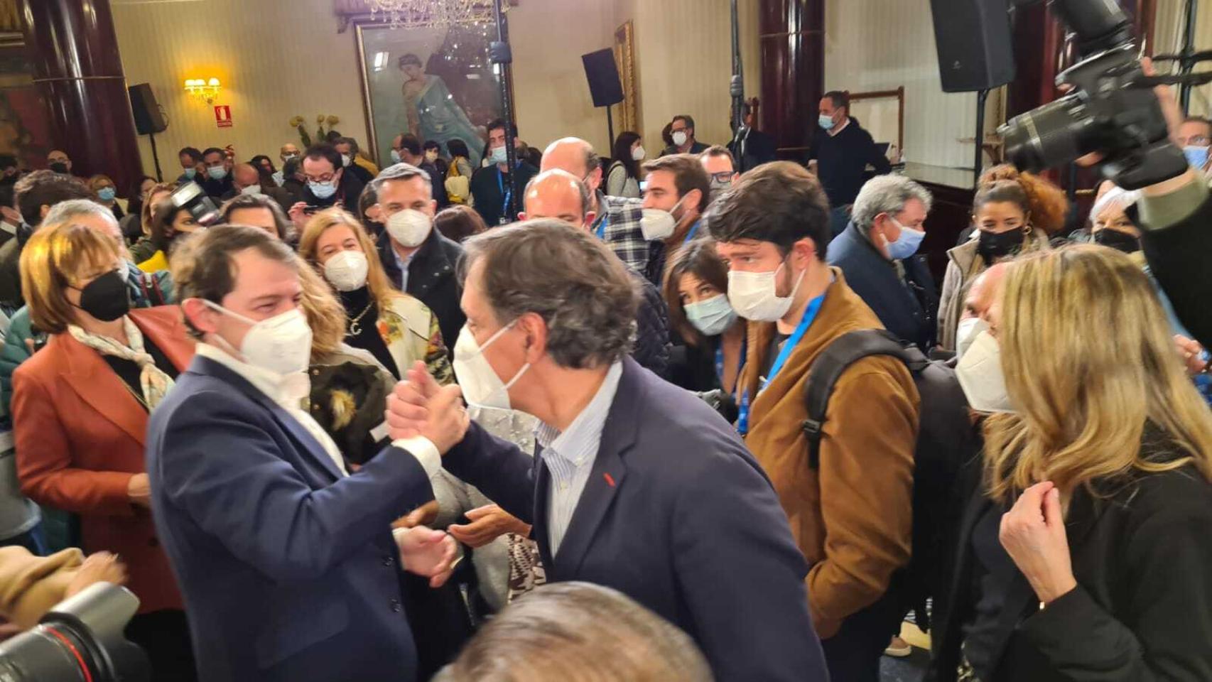 Alfonso Fernández Mañueco saluda al alcalde de Salamanca, Carlos García Carbayo