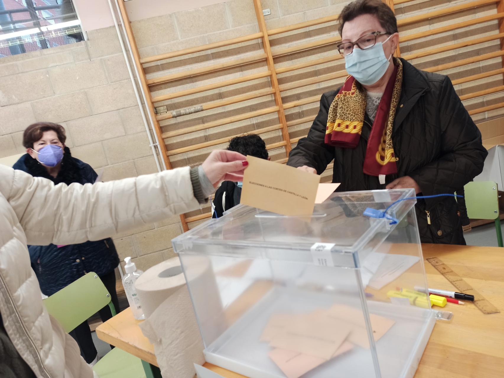 Una de las 'gemelas de Valladolid', en la mesa electoral donde le ha tocado hoy seguir la jornada