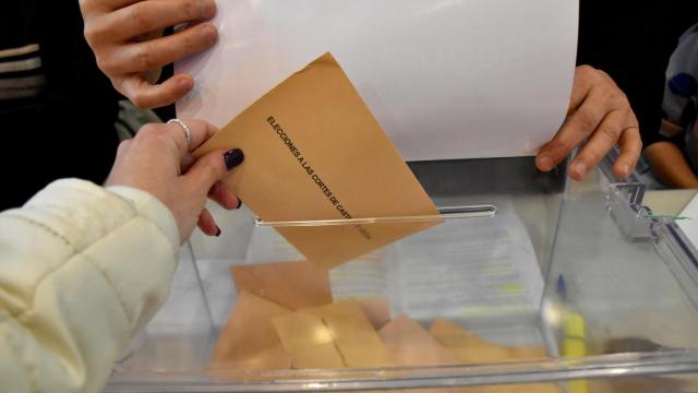 Imagen de archivo de una mujer introduciendo una papeleta en una urna electoral en Castilla y León.
