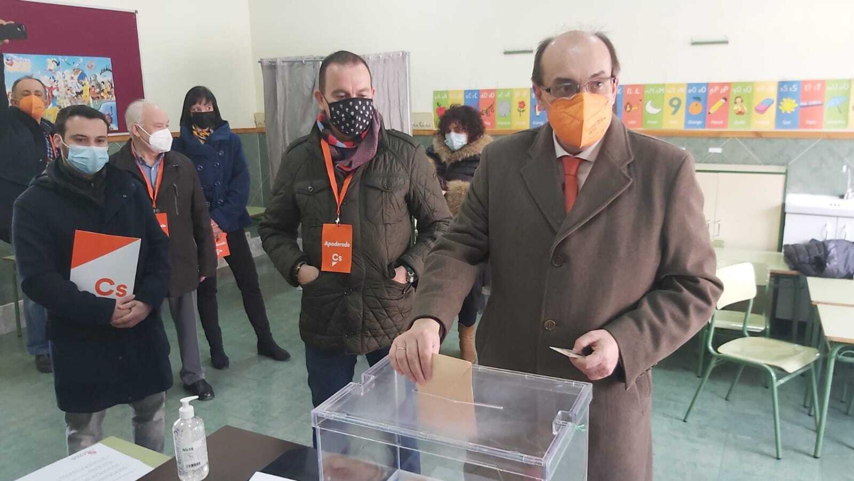 El candidato de Ciudadanos a las Cortes por Zamora, Alfonso Joaquín Martín Carretero ha ejercido su derecho al voto en el Colegio San José de Calasanz