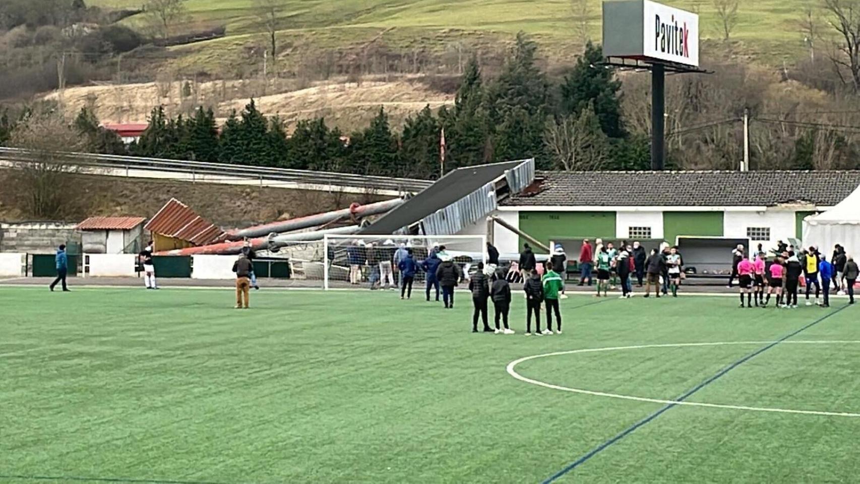 Muere un aficionado en un partido de Tercera RFEF en Pola de Lena tras caerle una torre eléctrica