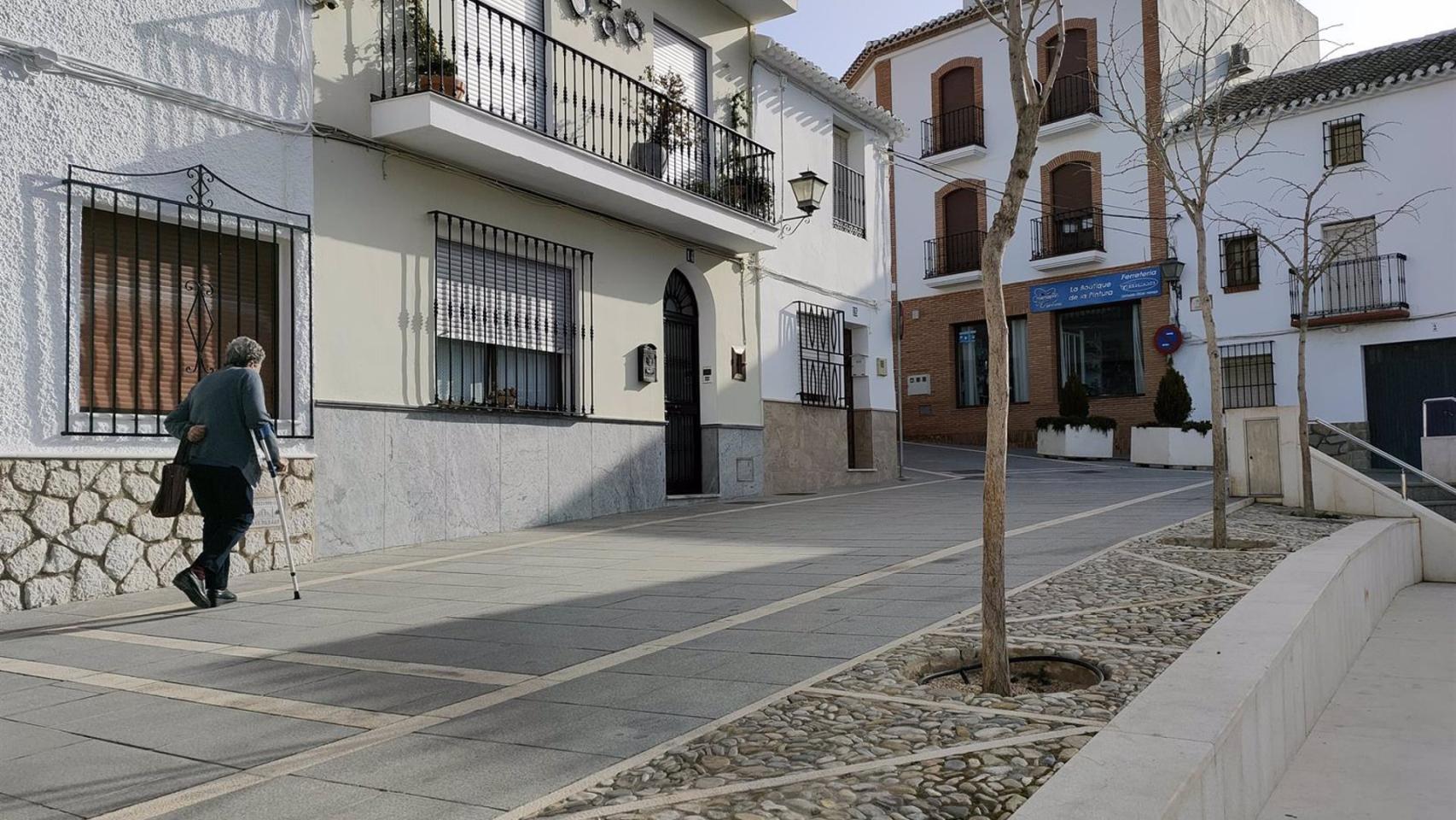 Una señora pasea por el municipio malagueño de Villanueva del Rosario.
