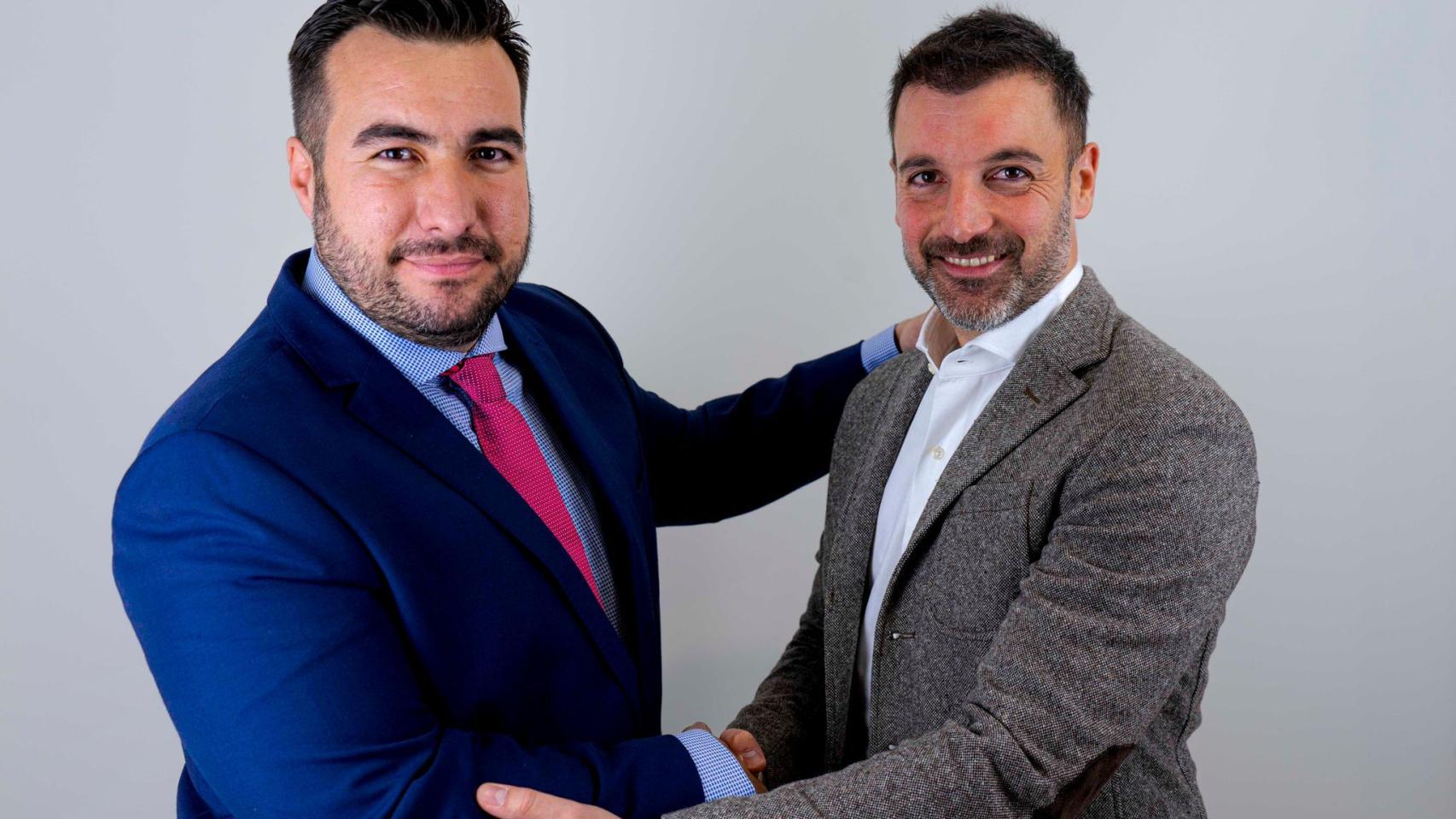 Francisco Guillén y Alberto Zapiaín formalizando la creación de Wings Company.