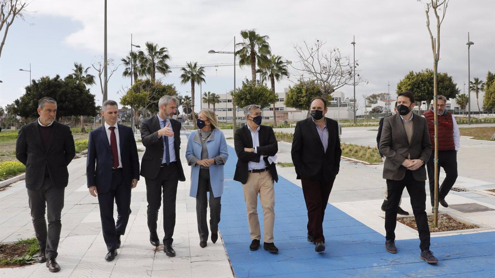 La alcaldesa de Marbella visita actuaciones de urbanización en San Pedro.