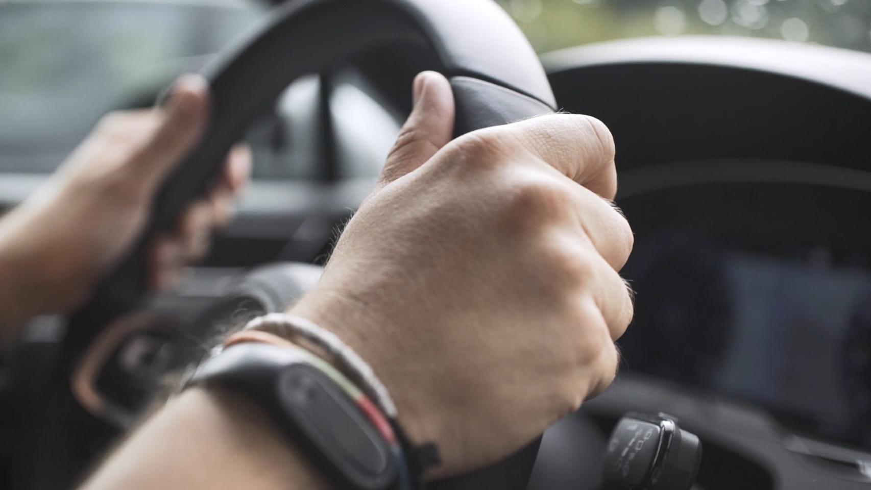 Imagen de un conductor al volante.