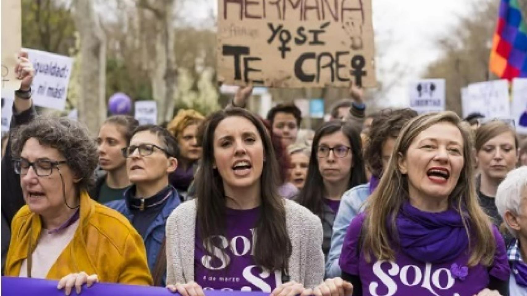Irene Montero en la manifestación del 8-M de 2020 junto a Beatriz Gimeno y Victoria Rosell. Efe