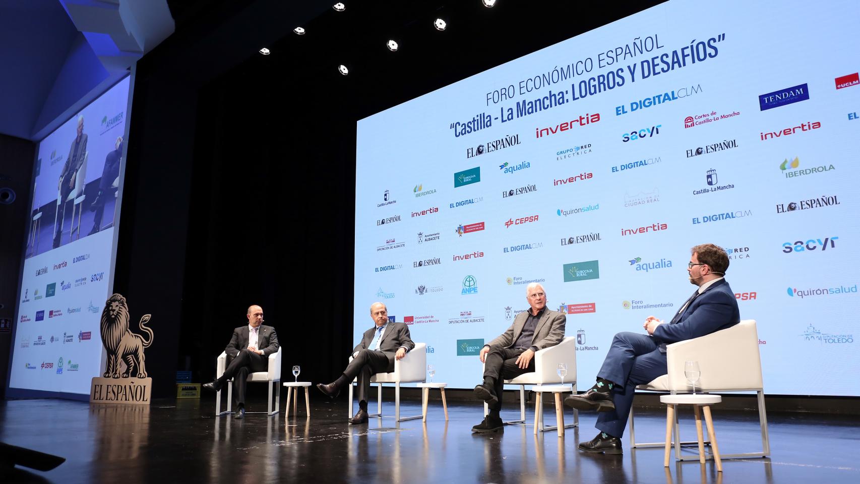 Mesa sobre Estatuto en la que han participado Pablo Bellido, Javier Irízar y José María Barreda moderada por Javier Ruiz.