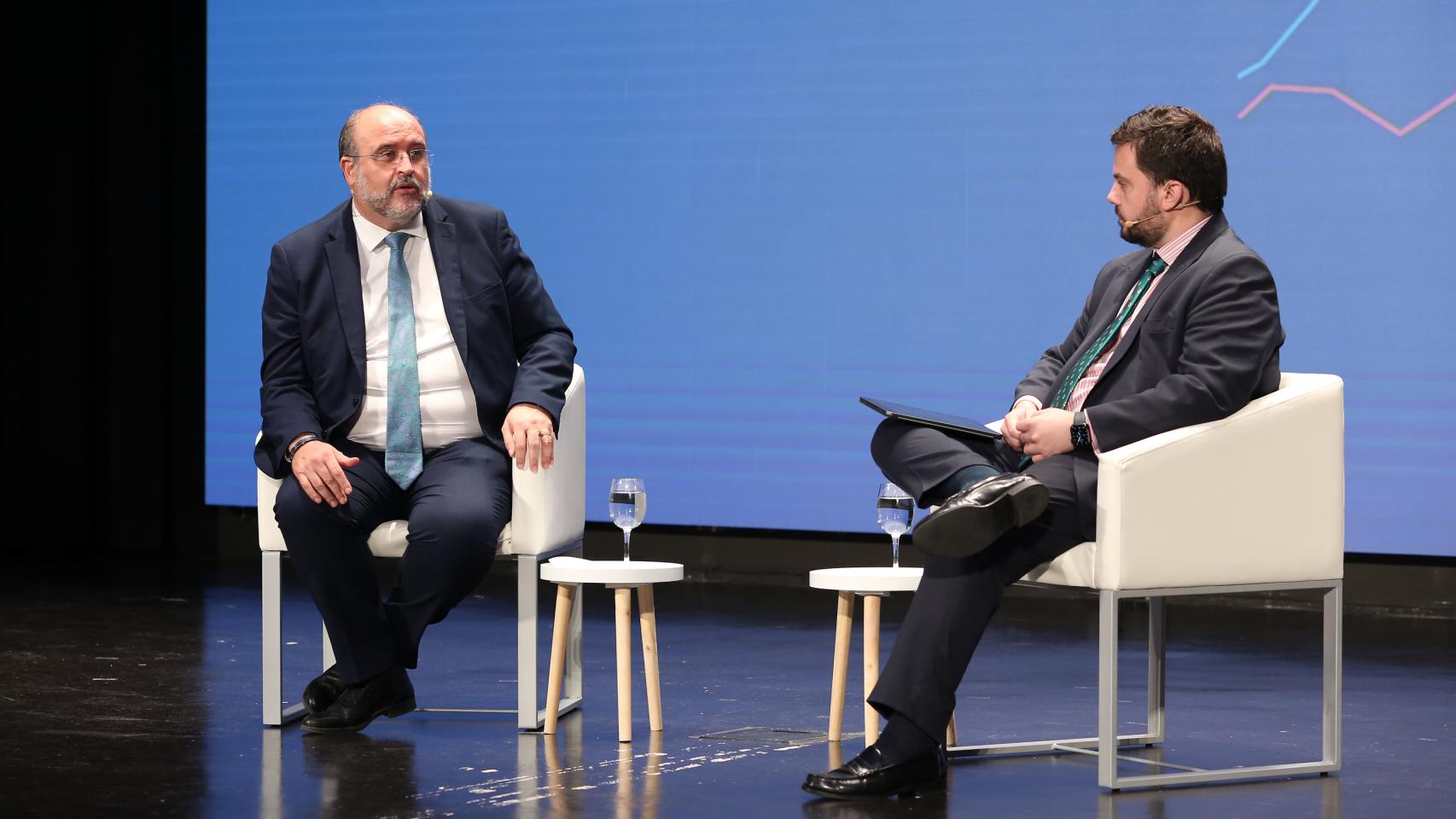 José Luis Martínez Guijarro (i) durante su intervención en el Foro Económico Español en Castilla-La Mancha.