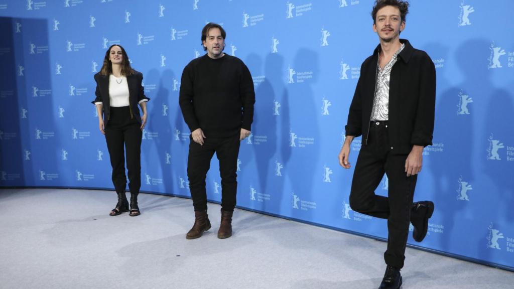 Isaki Lacuesta junto a los actores de 'Un año, una noche' en Berlín.