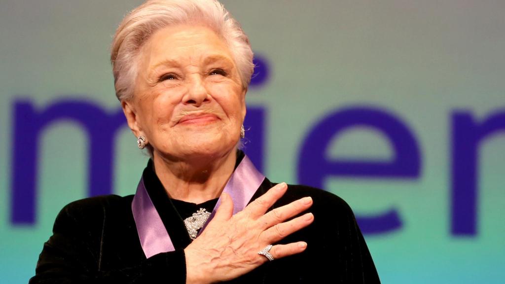 Lola Herrera recibiendo la Medalla de Oro de la Ciudad de Valladolid.