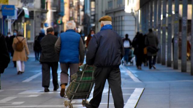 Un jubilado pasea por una calle de Zamora