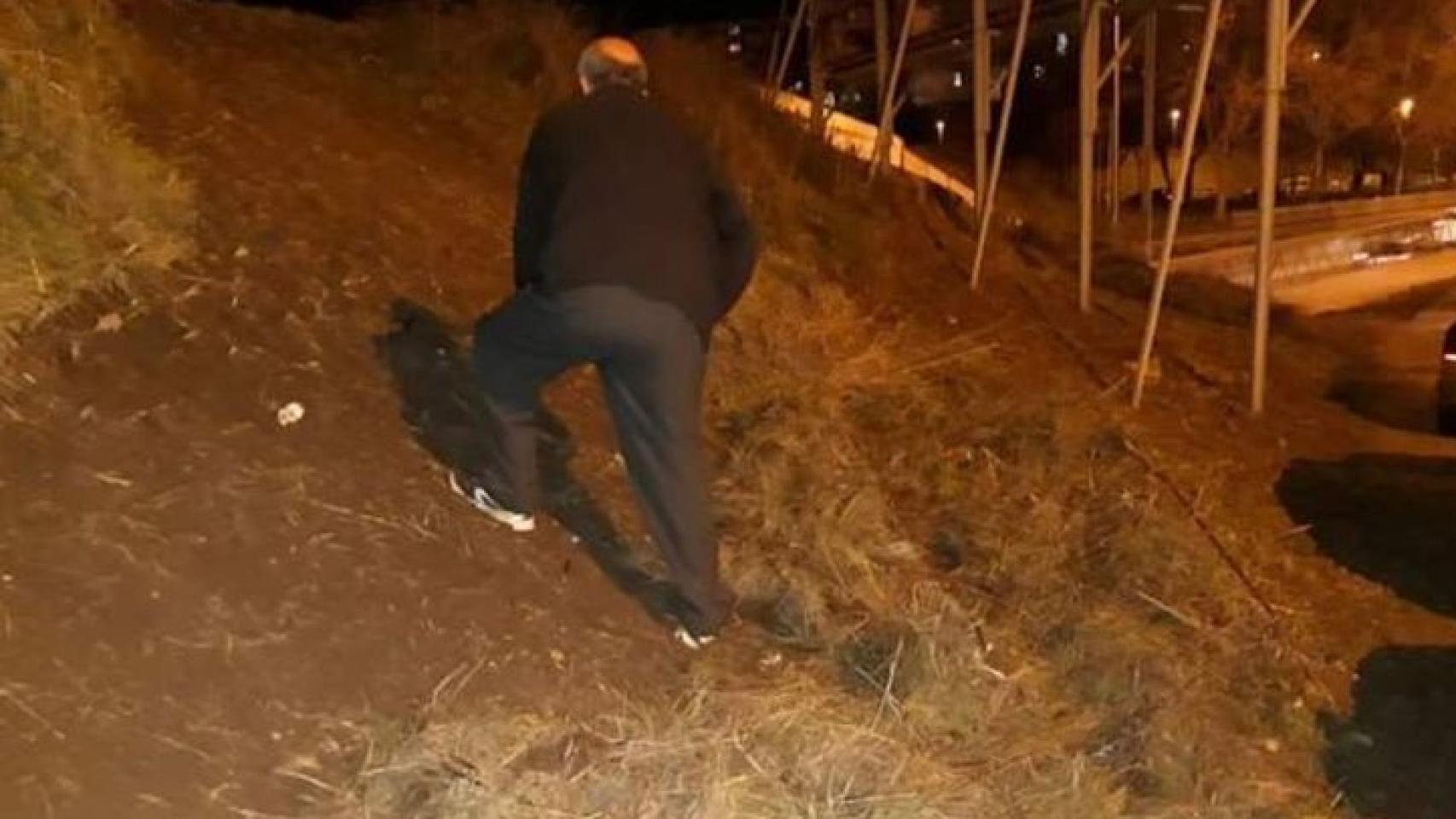 El vecino de Zamora limpiando las laderas de esta zona de la ciudad