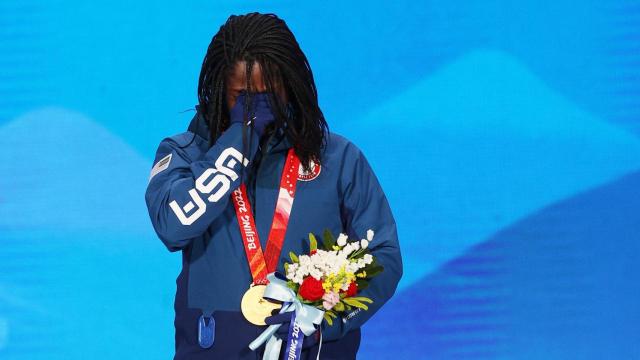 Erin Jackson romper a llorar tras ganar su oro olímpico en Pekín 2022