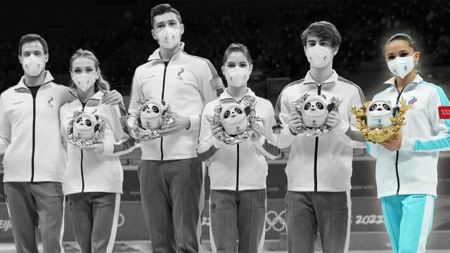Kamila Valieva, junto a sus compañeros del equipo de patinaje ruso