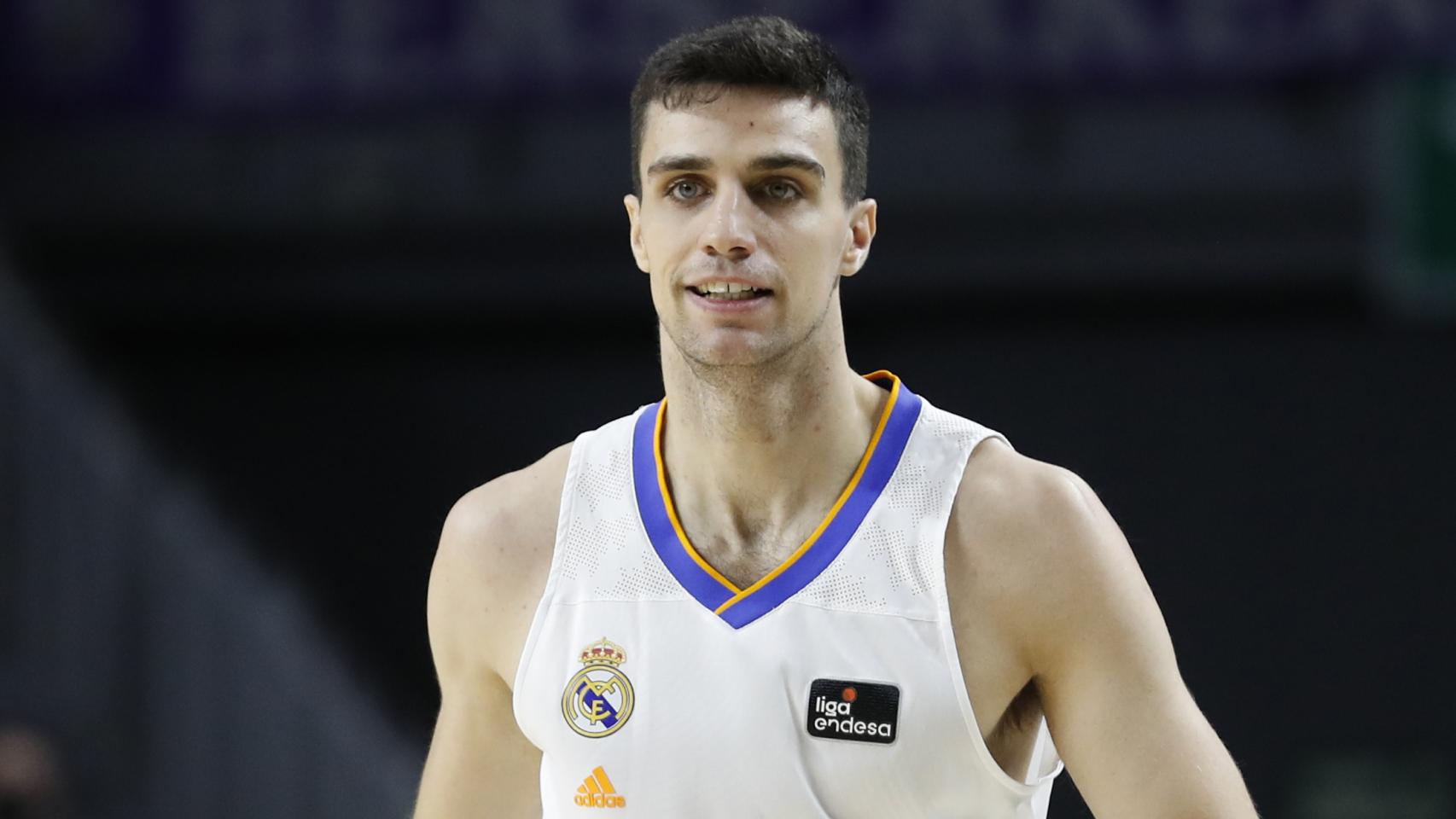 Carlos Alocén durante un partido con el Real Madrid