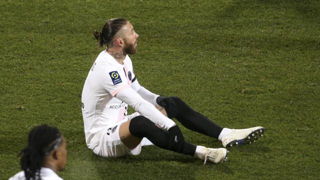 Sergio Ramos se duele de su pierna sobre el césped.