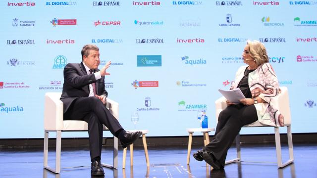 Emiliano García-Page y Esther Esteban durante la mesa redonda 'Presidentes autonómicos: 40 años del Estatuto de Autonomía'.