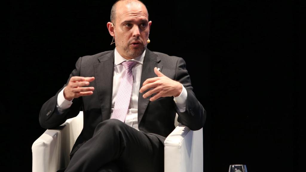 Pablo Bellido, presidente de las Cortes de Castilla-La Mancha, durante su intervención en la mesa redonda 'Estatuto', en la primera jornada del Foro Económico Español 'Castilla-La Mancha: logros y desafíos'.