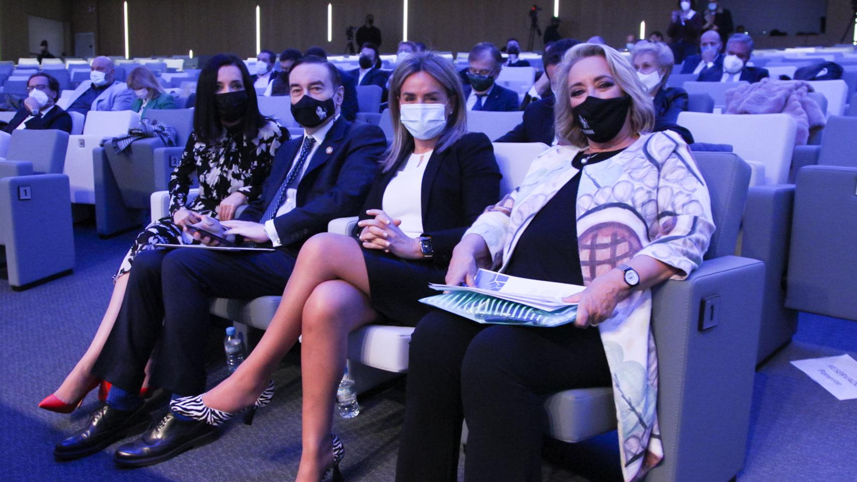 De izquierda a derecha; Cruz Sánchez de Lara, vicepresidenta de EL ESPAÑOL; Pedro J. Ramírez, presidente ejecutivo y director de EL ESPAÑOL; Milagros Tolón, alcaldesa de Toledo; y Esther Esteban, presidenta ejecutiva de EL ESPAÑOL-El Digital Castilla-La Mancha, en la primera jornada del Foro Económico Español 'Castilla-La Mancha: logros y desafíos'.