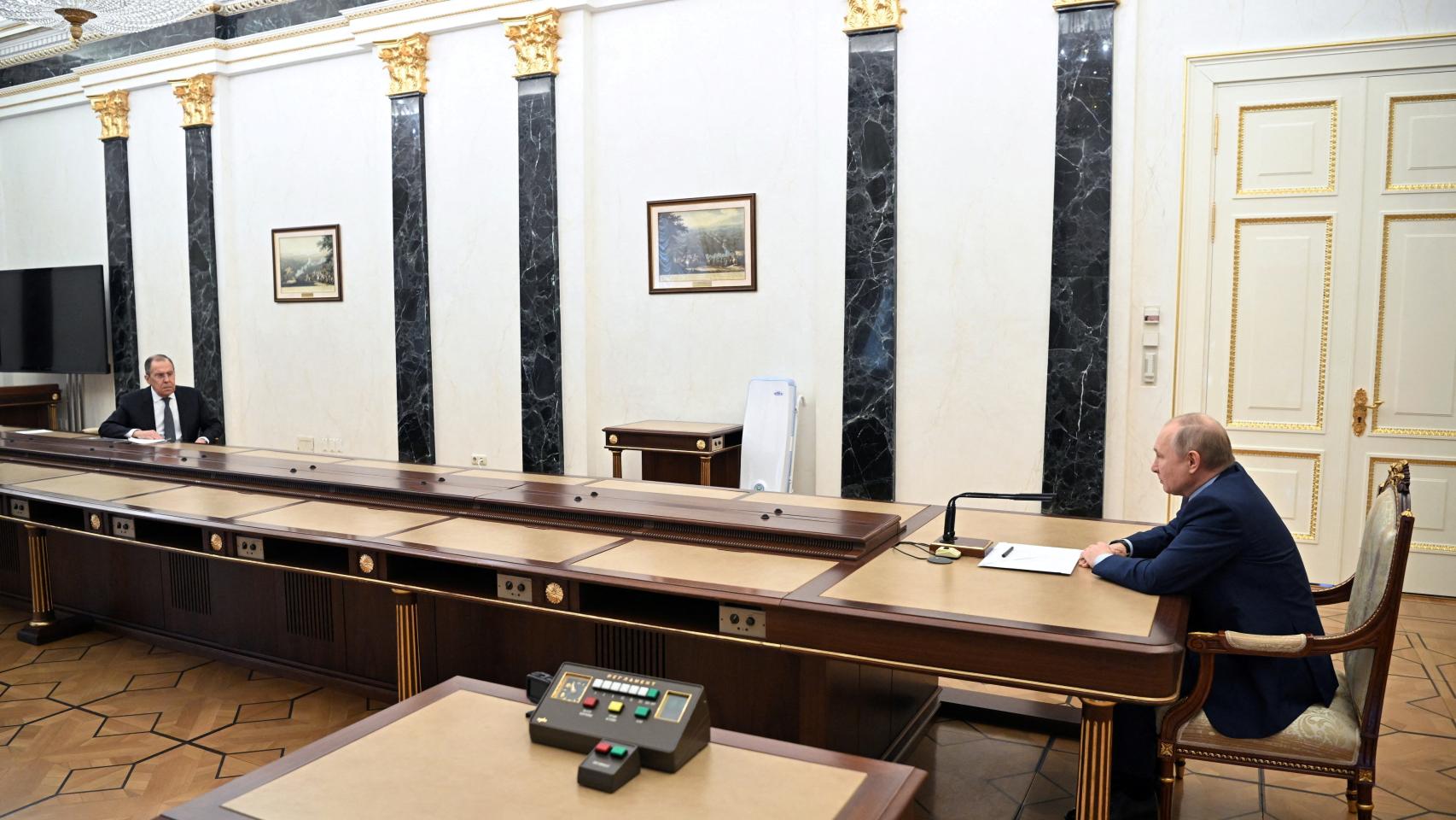 El ministro de Asuntos Exteriores ruso, Sergei Lavrov, asiste a una reunión con el presidente ruso Vladimir Putin en Moscú.