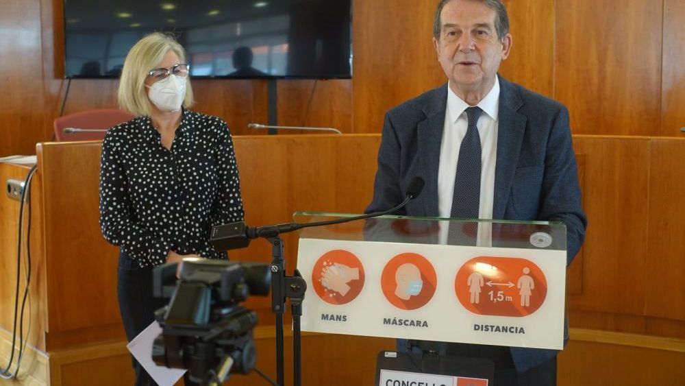 Rosa María Iturbe, presidenta del comité organizador del Congreso, presentó el evento junto al alcalde de Vigo.