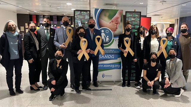 Personal de El Corte Inglés de Vigo con los lazos dorados.