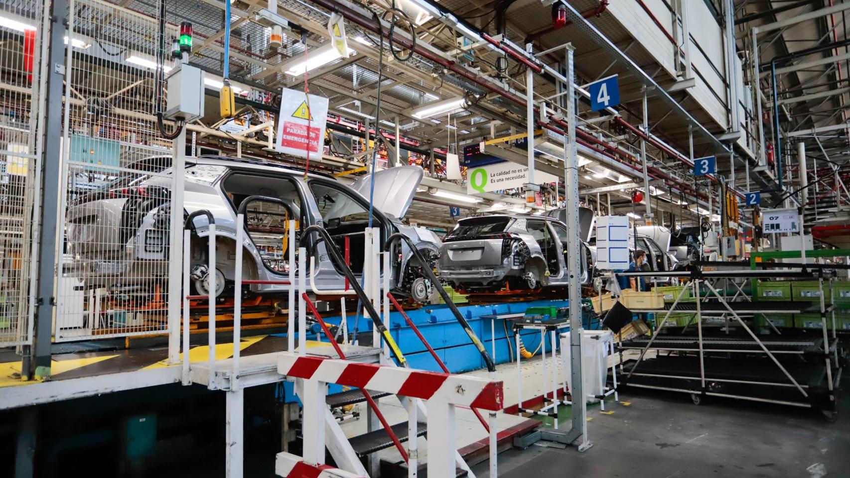 Varios vehículos en la fábrica de Stellantis en Vigo.