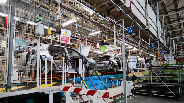 Varios vehículos en la fábrica de Stellantis en Vigo.