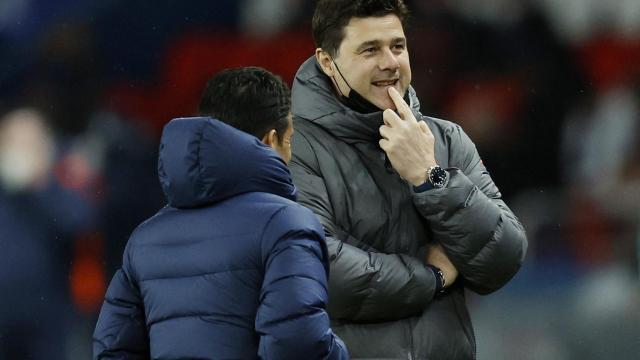 Jesús Pérez y Mauricio Pochettino dialogan sobre el césped del Parque de los Príncipes.