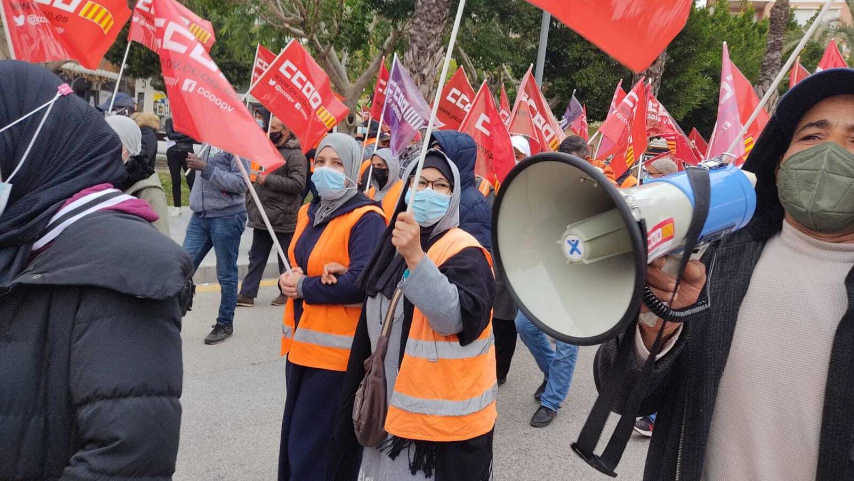 Un momento de la concentración convocada por CC.OO. la semana pasada por las calles de Los Montesinos.