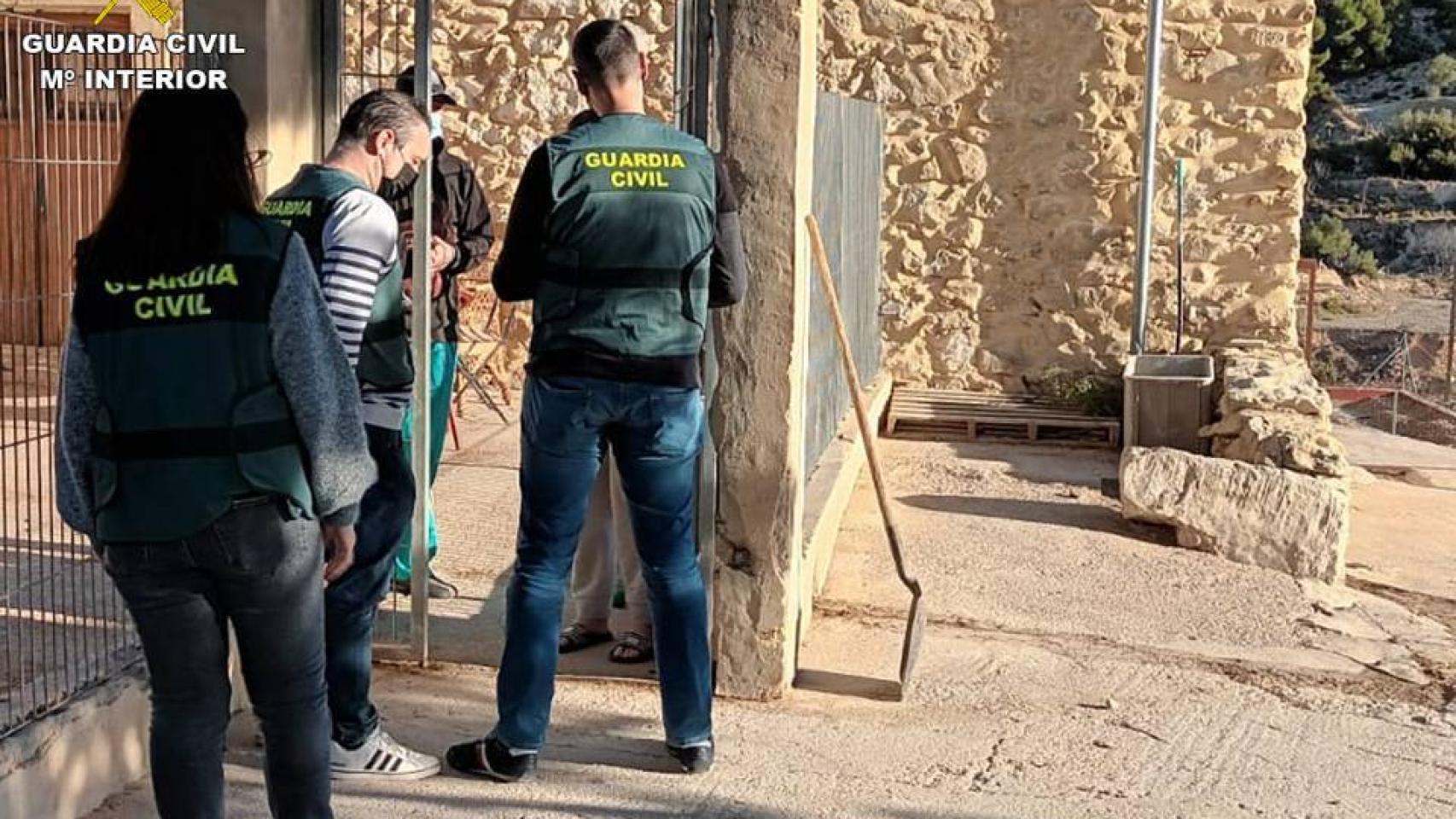 La Guardia Civil en la finca de Torremanzanas donde se detuvieron a los presuntos autores.