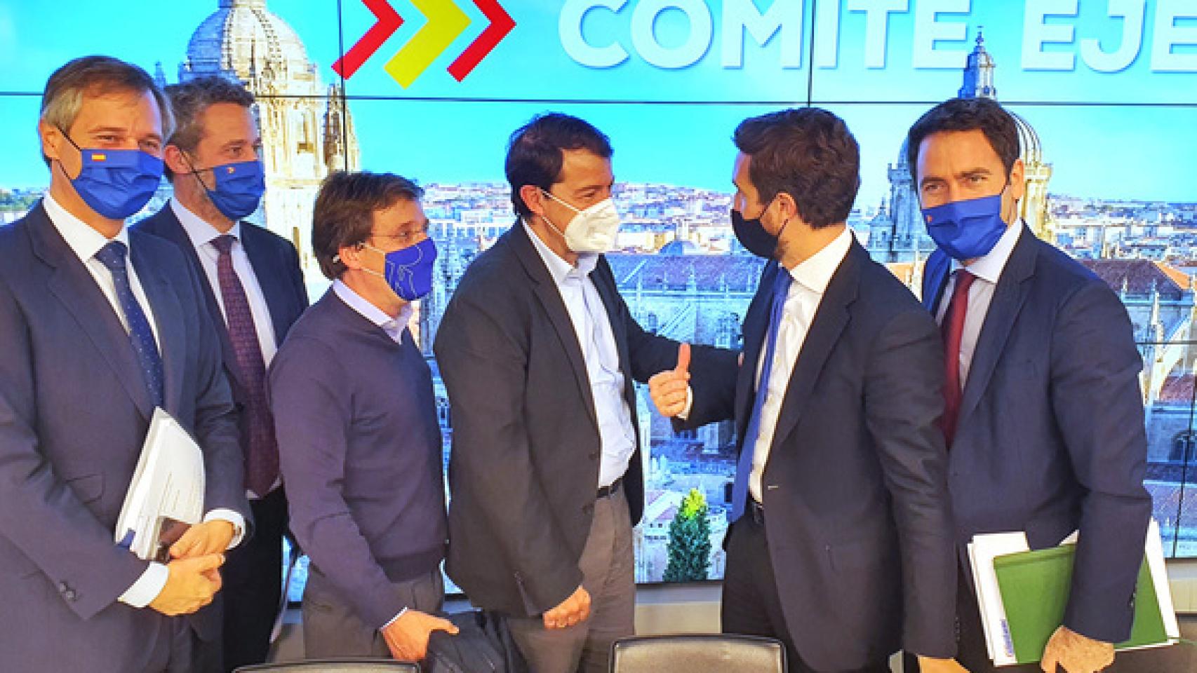 El presidente del PP, Pablo Casado, saluda a Alfonso Fernández Mañueco en el Comité Ejecutivo Nacional del partido, este martes.