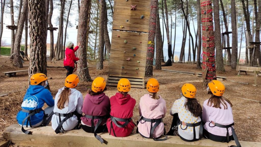 Imagen de archivo de niños realizando actividades de multiaventura