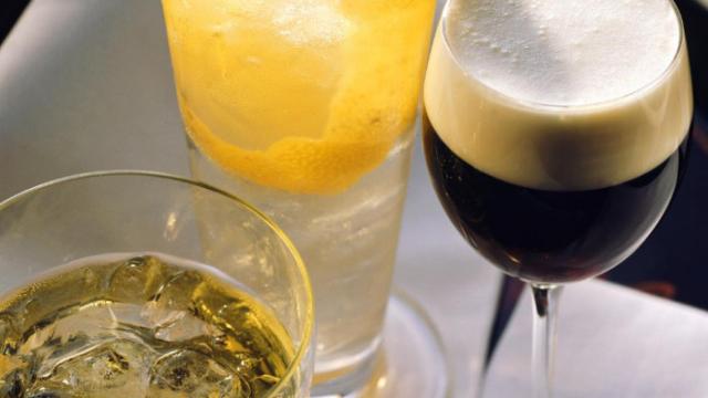 Cócteles a base de vodka, entre ellos el Moscow Mule.