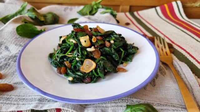 Espinacas a la catalana, con pasas y piñones, una receta fácil y rápida