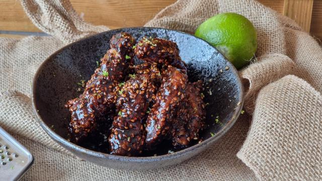 Pollo frito con salsa de miel y sésamo, una receta asiática para disfrutar