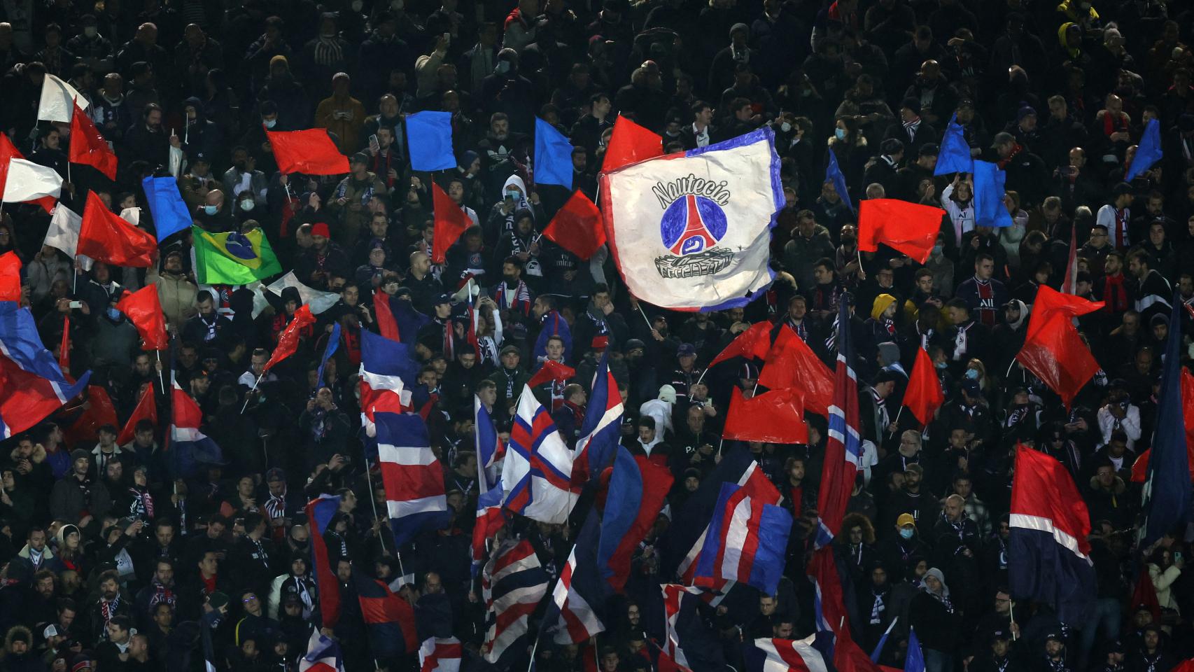 La afición del PSG anima a sus futbolistas en el Parque de los Príncipes