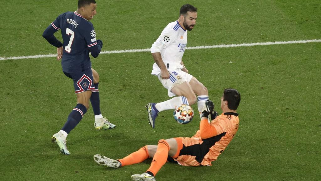 Thibaut Courtois se adelanta a Kylian Mbappé y Dani Carvajal para bloquear el balón