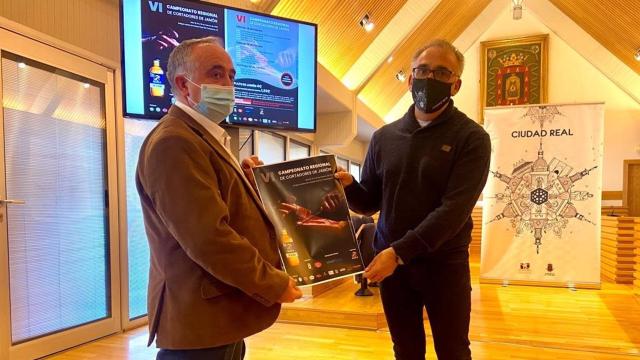 El organizador del campeonato José Manuel Morales junto al concejal de Promoción Económica, Pedro Maroto. Foto: Ayuntamiento de Ciudad Real