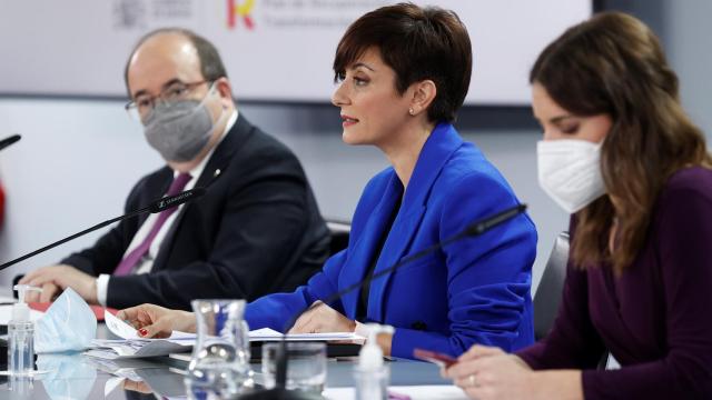 La ministra portavoz, Isabel Rodríguez, entre Miquel Iceta (Cultura) e Irene Montero (Igualdad), en la sala de prensa de Moncloa.