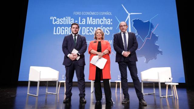 Nacho Hernando, consejero de Fomento de la Junta de Castilla-La Mancha; Esther Esteban, presidenta ejecutiva de El Español-El Digital CLM; y José María Coronado Tordesillas, director académico del Vicerrectorado de Sostenibilidad e Infraestructuras de la Universidad de Castilla-La Mancha.