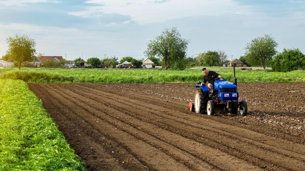 Un hombre trabajando con su tractor en el campo