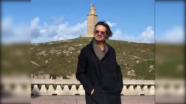 Ricardo Arjona pasea por la ciudad de A Coruña.