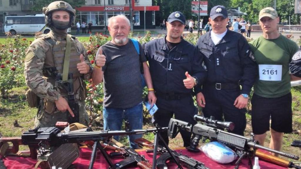 Mario García junto a otros ucranianos del ejército.