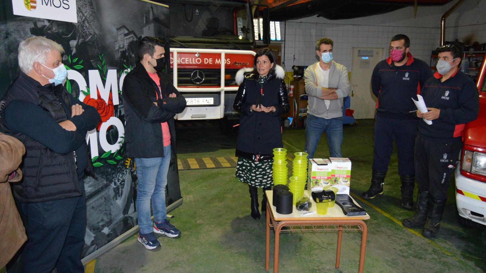 Entrega de 400 trampas contra las velutinas en Mos (Pontevedra).