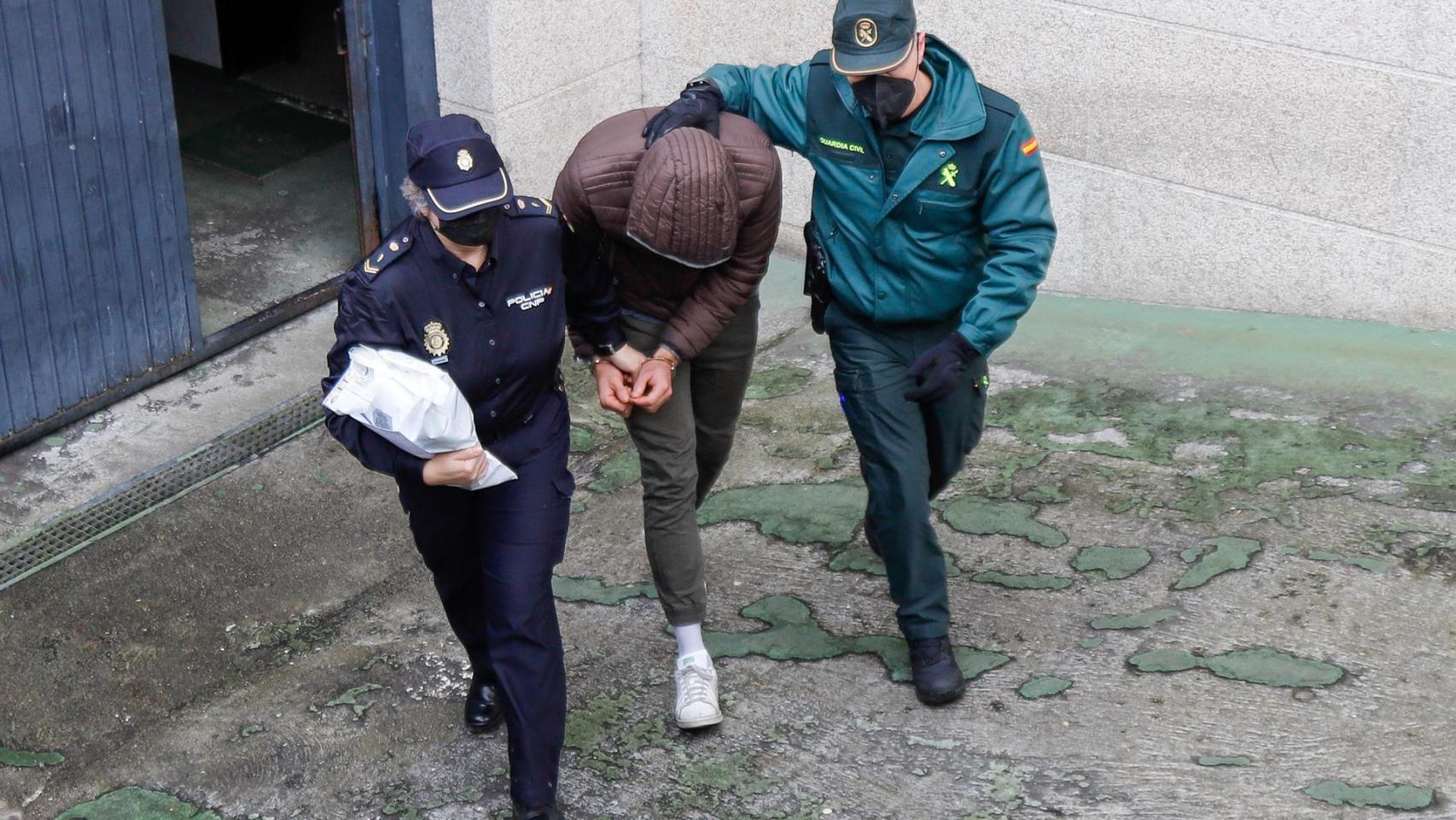 Uno de los detenidos a la salida del Juzgado de Vigo.