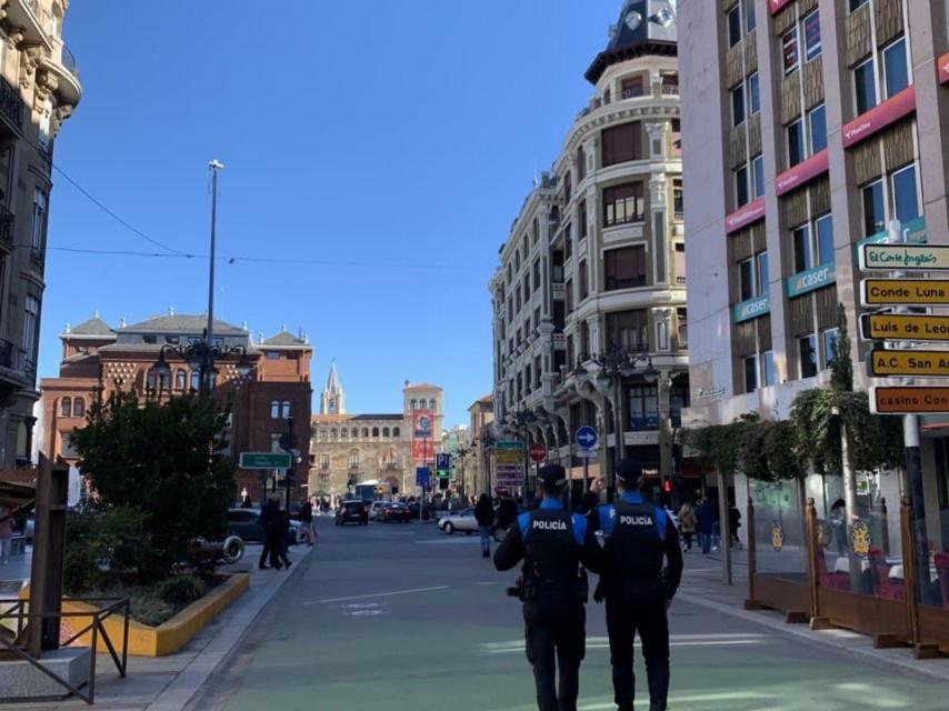 Dos agentes de la Policía Local de León en una imagen de archivo.