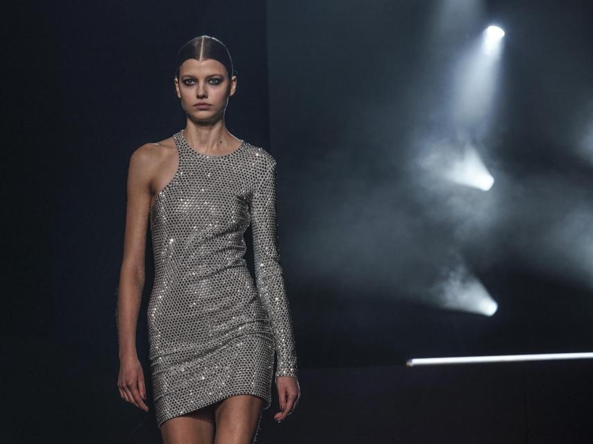La línea evolucionó hacia lo sensual, con vestidos cortos y fruncidos que dibujaban la silueta femenina en tonos metalizados oro y plata.